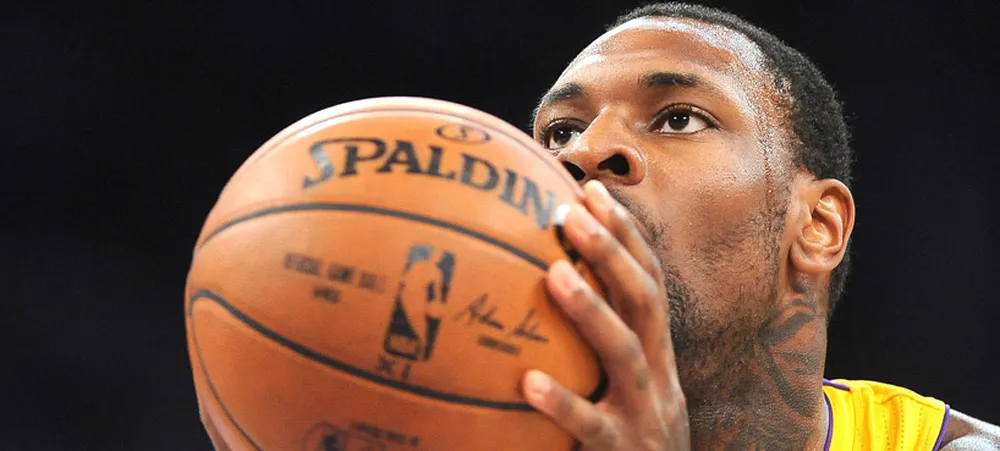 Lakers renova com o pivô Tarik Black