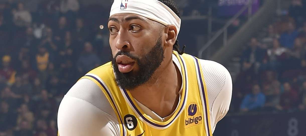NBA: Por que Anthony Davis desfalcou o Lakers no primeiro período?
