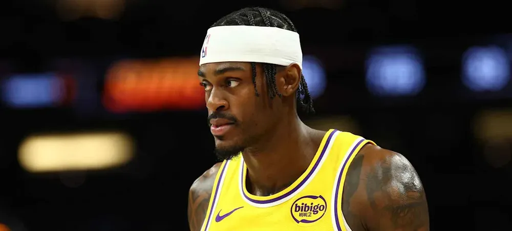 Vanderbilt discute com comissão técnica do Lakers durante jogo contra o Thunder