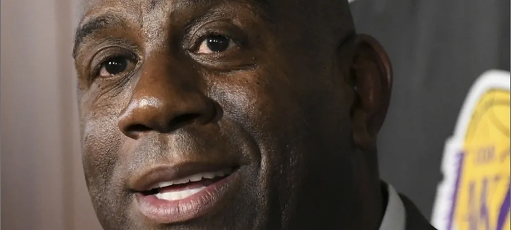 Magic Johnson se compara a Stephen Curry e afirma quem é o melhor armador da história da NBA