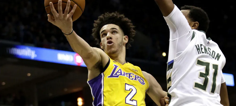 Lonzo conquista triple-double, mas Lakers sai derrotado de Milwaukee