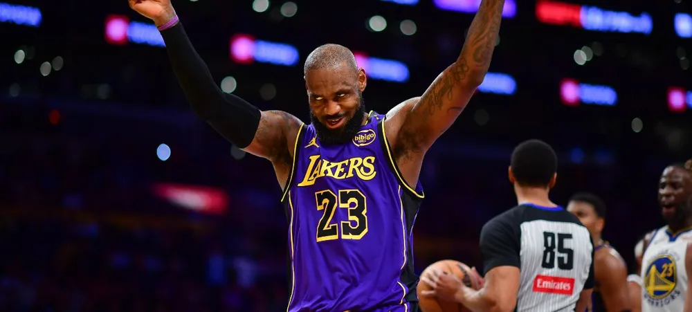 LeBron James faz torcida comemorar erro e falta técnica de Draymond Green