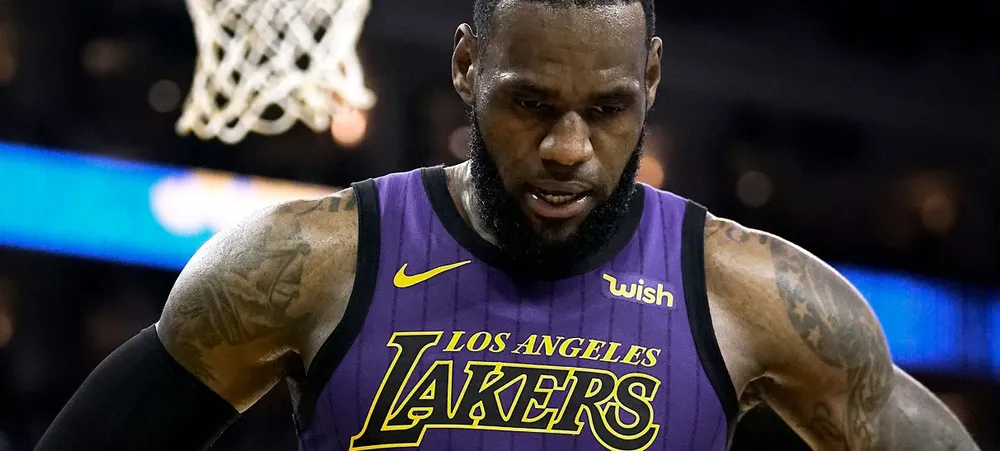 LeBron se contunde durante Rodada de Natal e vira dúvida no Lakers