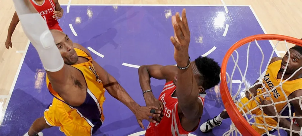 Kobe Bryant enterra em Clint Capela