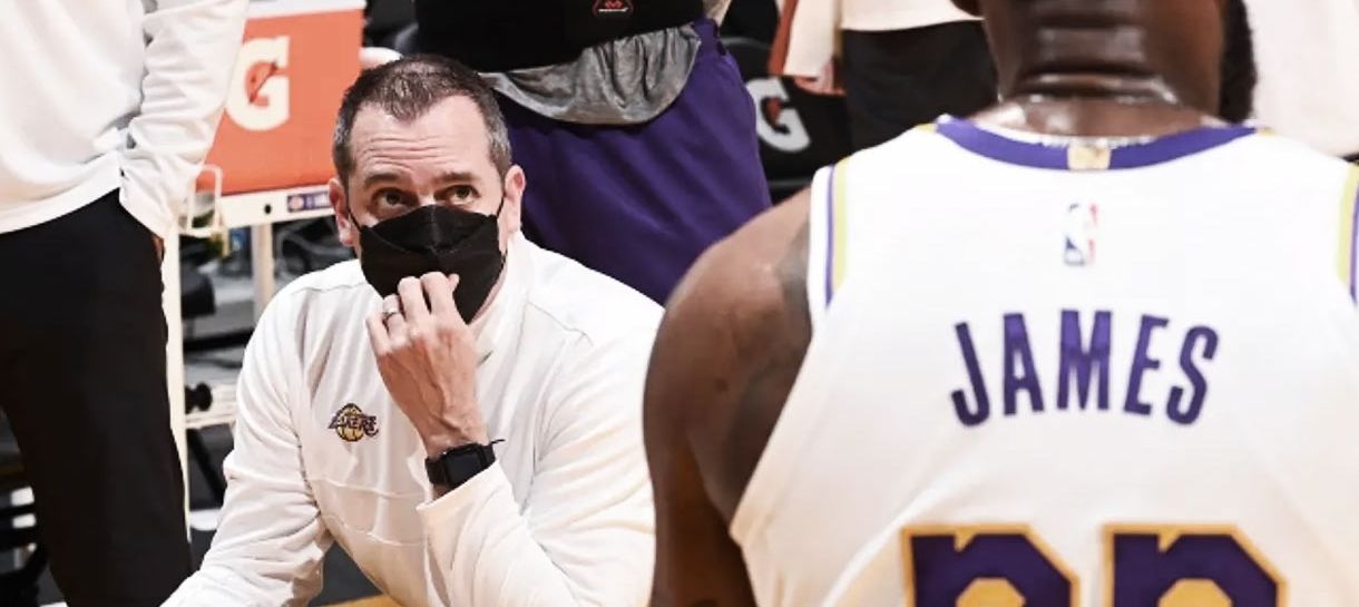 NBA: Frank Vogel atualiza status de LeBron James após sentir novamente a lesão