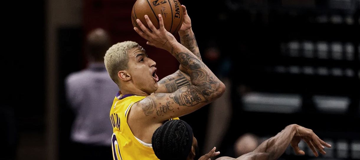 Lakers dá show de bolas de três pontos em vitória contra o Kings