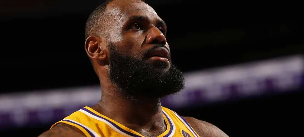 NBA: LeBron James preocupa ao falar de lesão em seu joelho