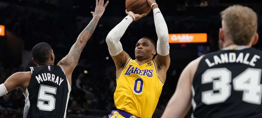 NBA: Spurs pode negociar com o Lakers uma troca por Russell Westbrook