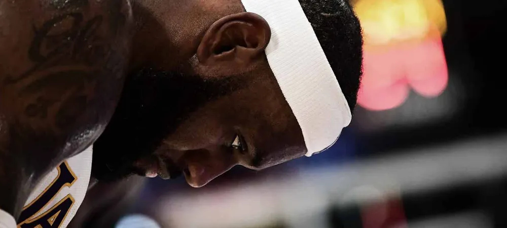 NBA: LeBron James dá susto ao sentir o tornozelo novamente