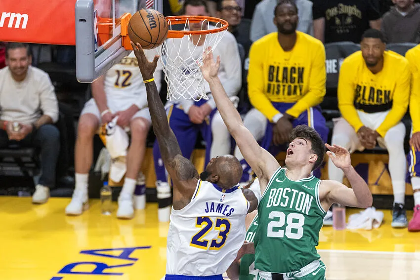 LeBron James contra o Celtics.