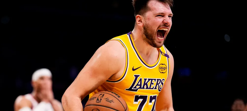 É coisa de gênio! Luka faz história no Lakers, quebra recorde de três e iguala marca de Kobe