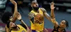 LeBron James incendeia no último período e Lakers vence Cavs
