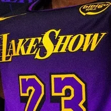 Peito da camisa Lake Show do Lakers, roxa com o wordmark dourado