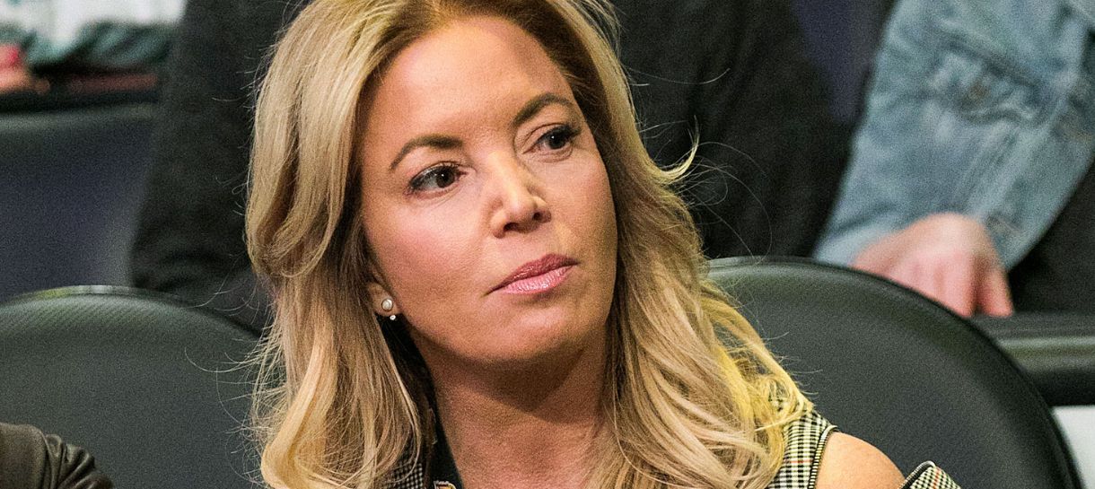 Dona do Lakers surpreende com declarações sobre LeBron James