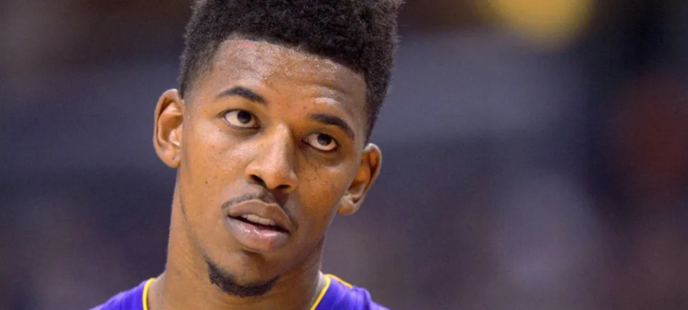 Nick Young quase sofre acidente com fogos de artifício