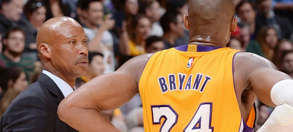 Scott não considera reduzir os minutos de Kobe