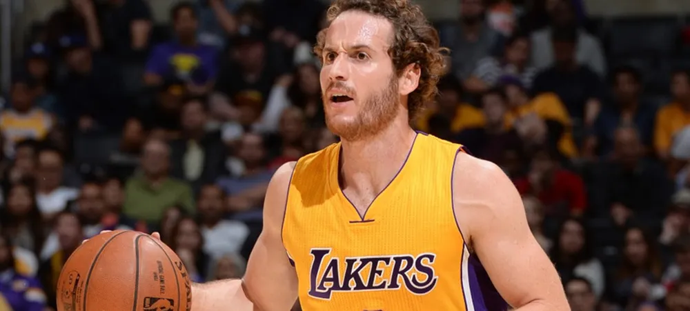 Huertas dá assistência espetacular para Larry Nance