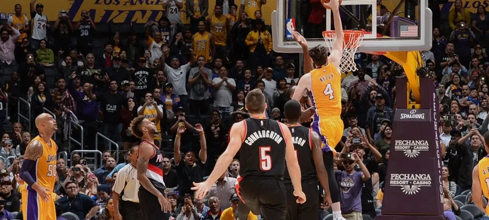 Kelly garante vitória com enterrada no fim