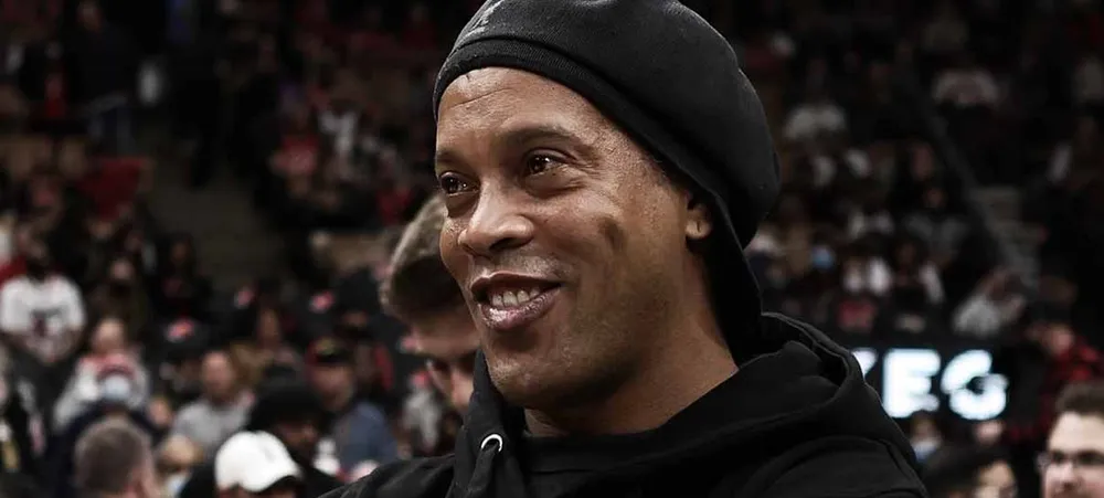 NBA: Ronaldinho Gaúcho é ovacionado durante jogo em Toronto