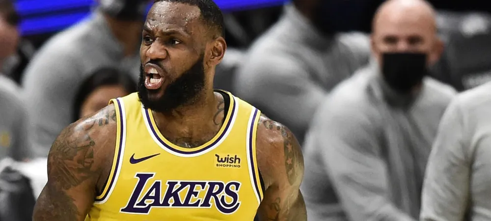 Funcionário do Cavs reage a erro de LeBron James, que reage de volta em grande estilo