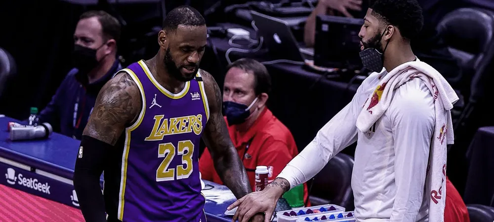 NBA: LeBron James sente novamente lesão e manda mensagem no fim do jogo