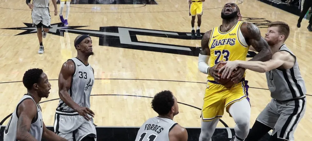 Lakers tem o jogo na mão, mas cede virada ao Spurs no final