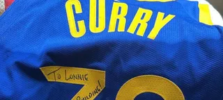 NBA: Stephen Curry presenteia Loonie Walker com sua camisa com mensagem hilária