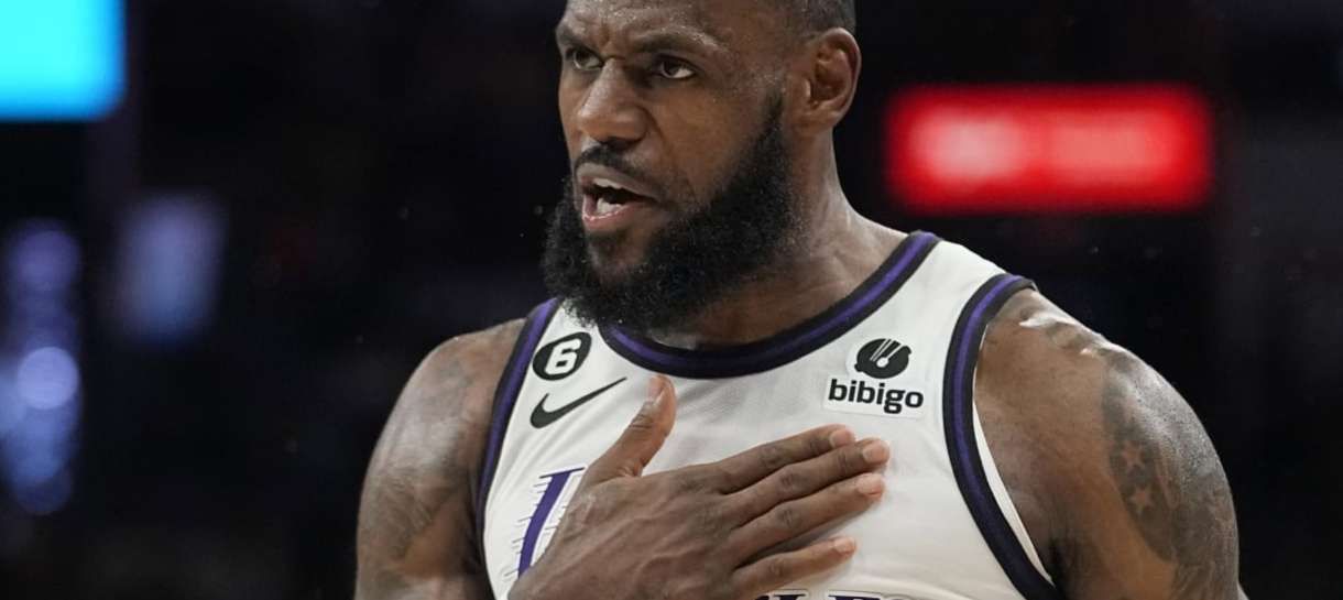 NBA: LeBron James deita e rola em San Antonio e Lakers vence mais uma