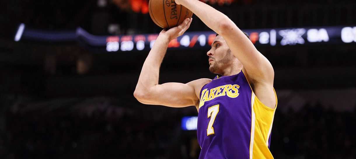 O que tornou Larry Nance Jr. titular?