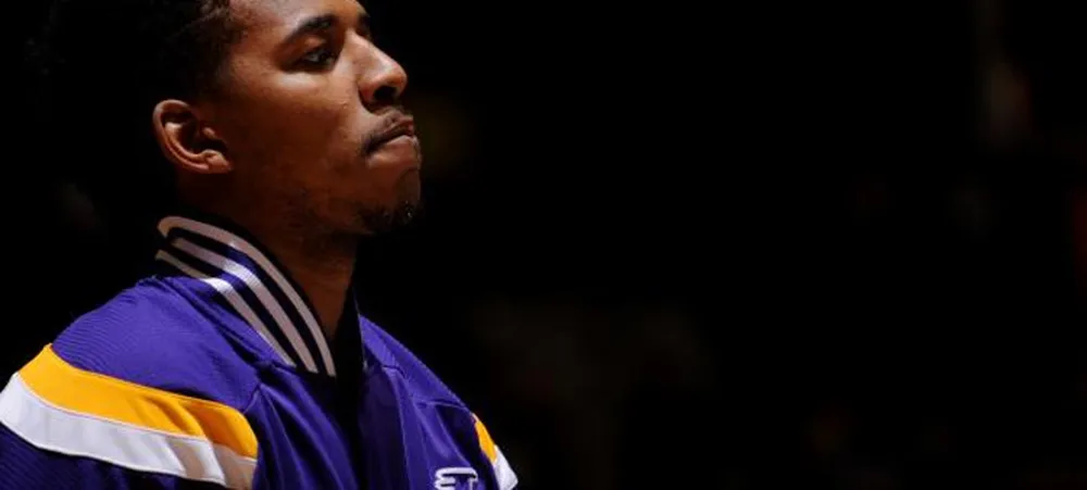 Young sofre contusão no pé esquerdo