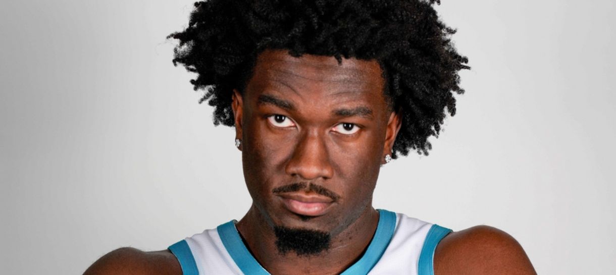 URGENTE: Lakers tem troca de Mark Williams cancelada 