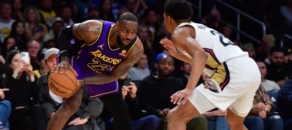LeBron James conta que está jogando lesionado e está fazendo tratamento