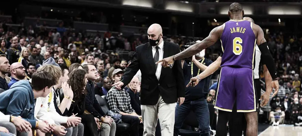 NBA: LeBron James exige que torcedora seja expulsa do jogo entre Lakers e Pacers