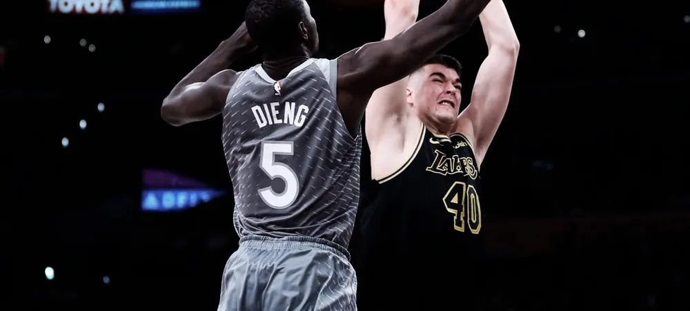 Lakers volta mal para o segundo tempo e perde para o Wolves