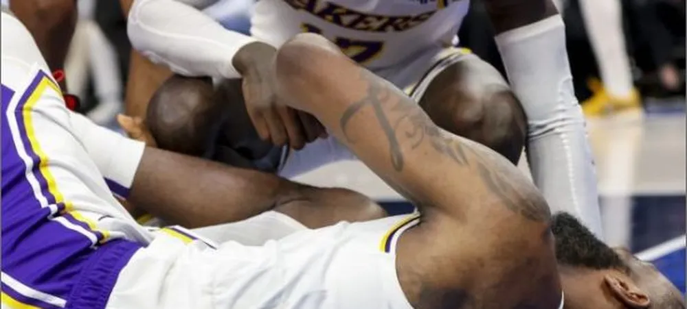 NBA: LeBron James é visto mancando após lesão