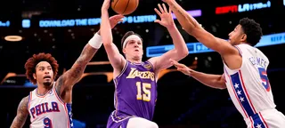 Lakers sobrevive a 22 turnovers, domina os rebotes e vence o Sixers por 119-115 em noite de reação