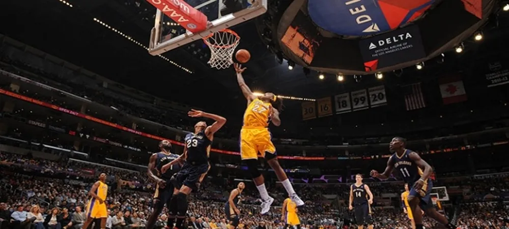 Com mudanças no time titular, Lakers encara Pelicans