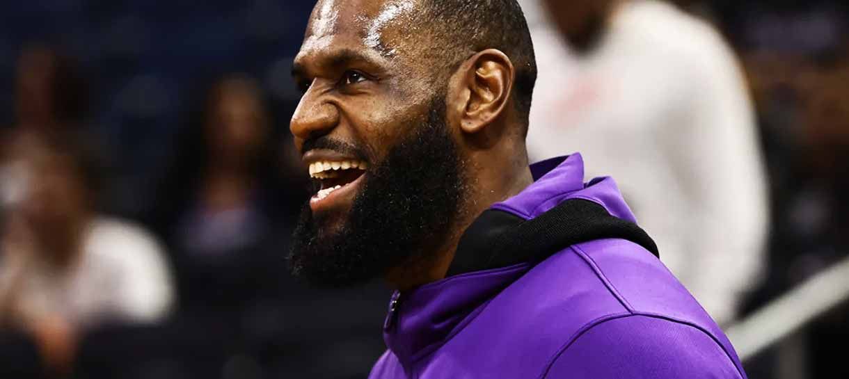 NBA: Vídeo hilário com LeBron James fugindo de duas mulheres circula nas redes