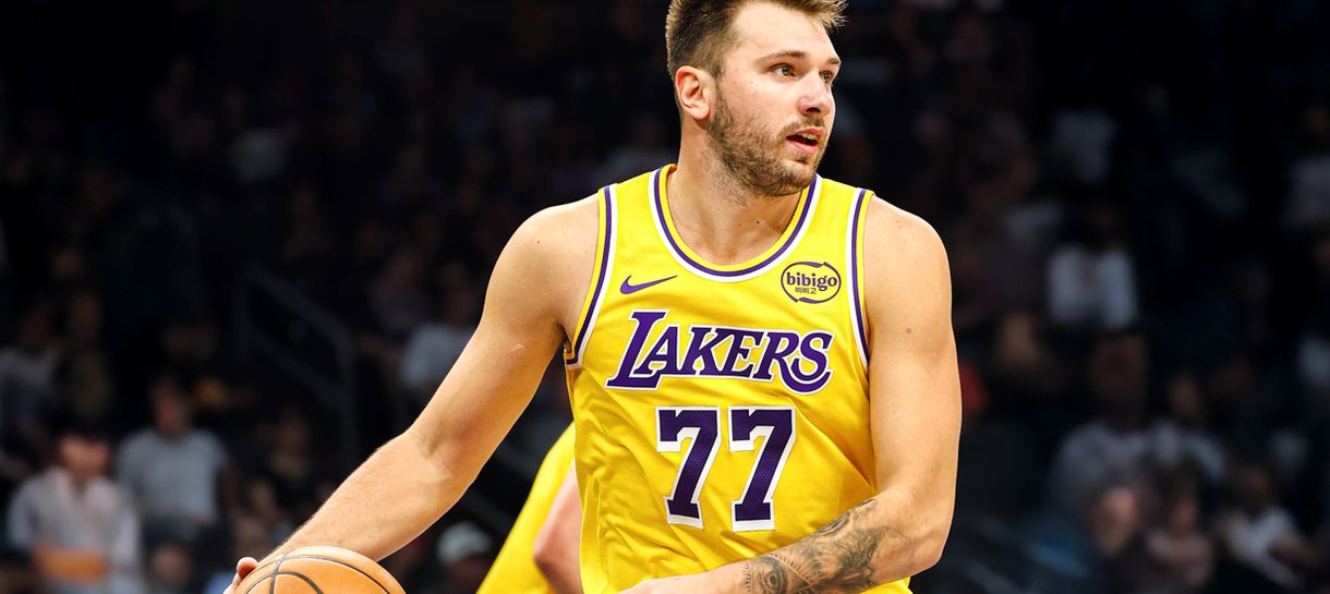 Doncic e Reaves combinam para 50 pontos, mas Lakers perde para o Suns