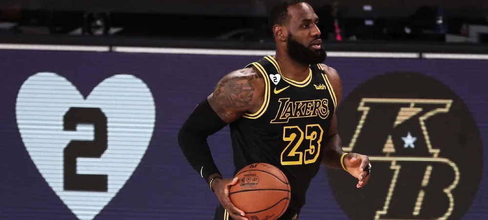 Mamba day, Mamba mentality. Lakers honra a camisa e abre 3 a 1 na série