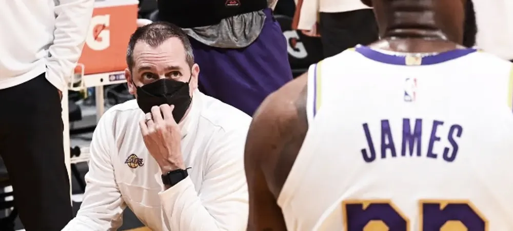 NBA: Frank Vogel atualiza status de LeBron James após sentir novamente a lesão