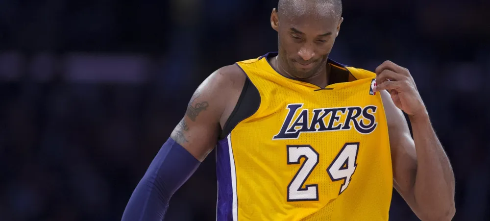 Kobe Bryant tem camisa leiloada do dia marcado por sua pior contusão