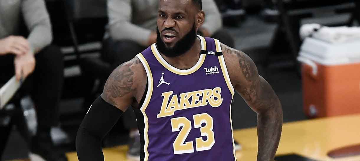 NBA: LeBron James vibra com enterrada de jogador do Warriors na Summer League
