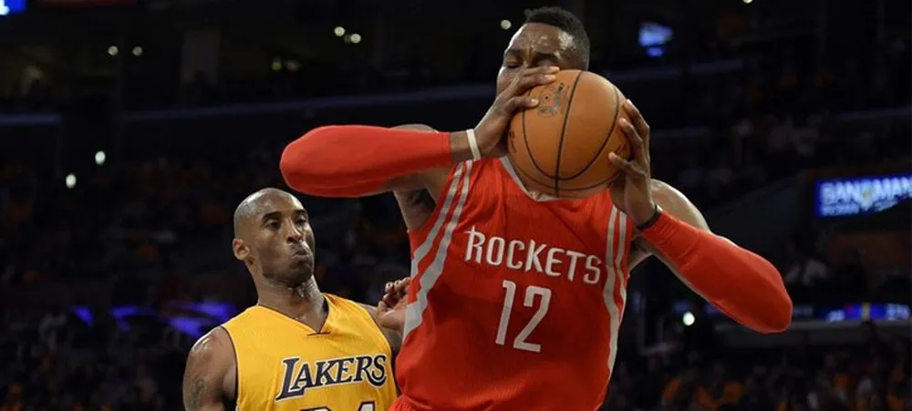 Kobe chama Howard de ‘soft’ após cotovelada