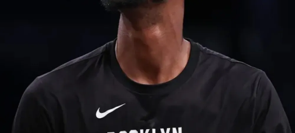 Lakers contrata pivô para suprir ausências no elenco