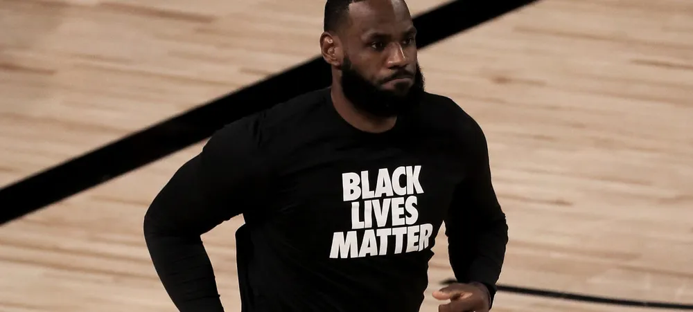 NBA: Torcedor é expulso da arena após atos racistas contra LeBron James