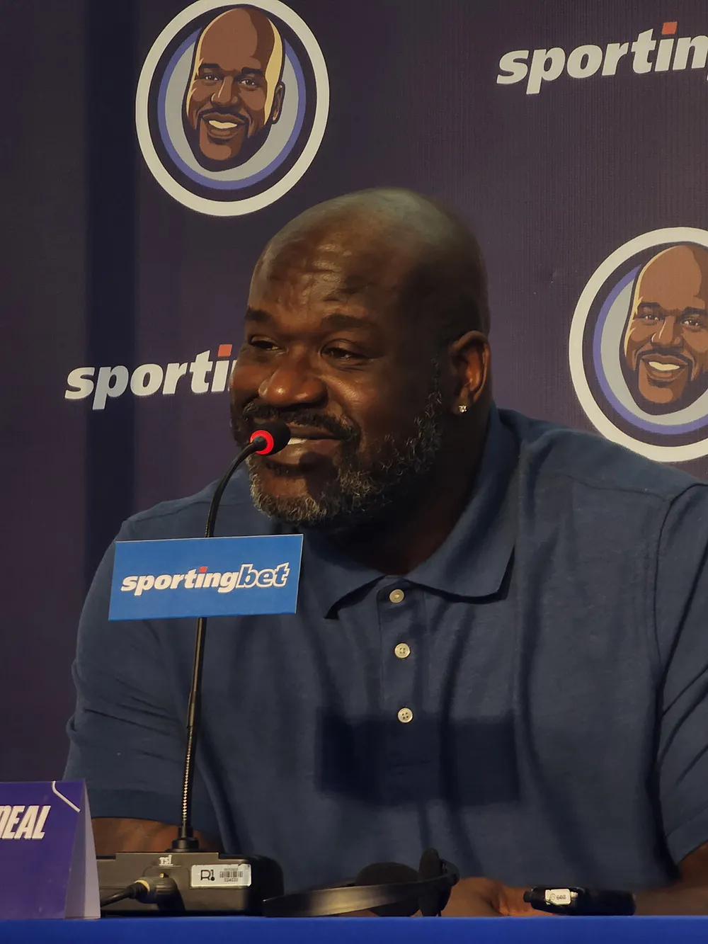 O Big Diesel na mesa da coletiva da Sporting Bet: carismático, dominante e cheio de histórias para contar.