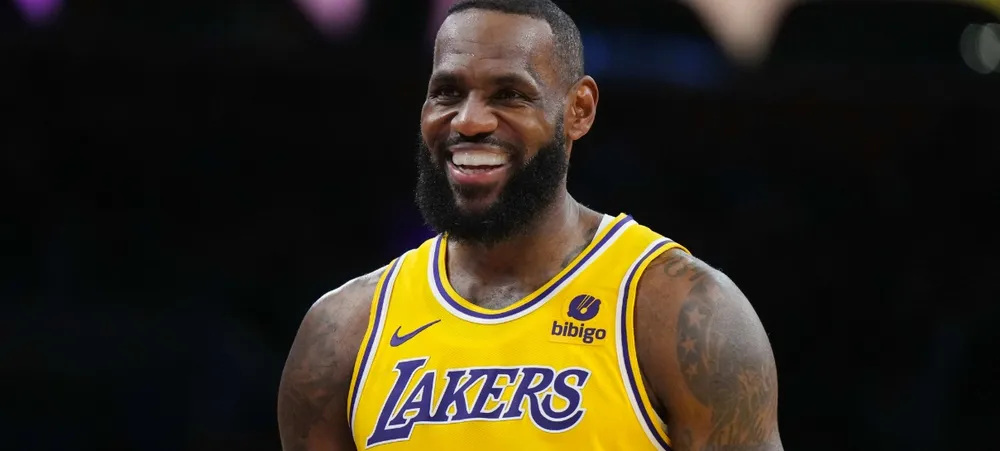LeBron James presenteia time universitário e jogadores ficam insanos