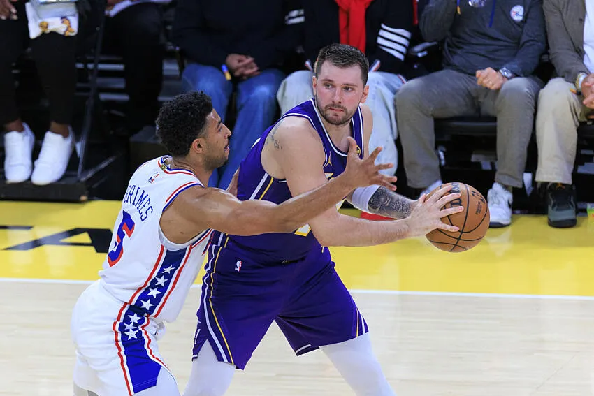 Luka Doncic #77 do Los Angeles Lakers recebe a bola enquanto Quentin Grimes #5 do Philadelphia 76ers faz a defesa durante seu jogo da temporada regular da NBA na quinta-feira, 5 de fevereiro de 2026, na Crypto.com Arena em Los Angeles, Califórnia.