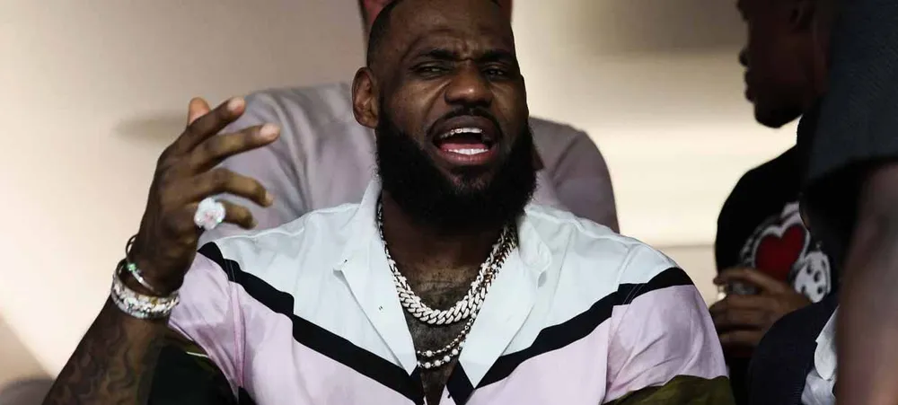 LeBron James se acaba durante intervalo do Super Bowl da NFL